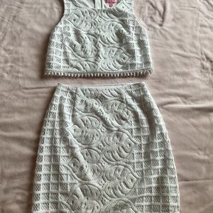 White Lily Pulitzer 2 piece set. Like New! Non smoking owner & home. Size small.